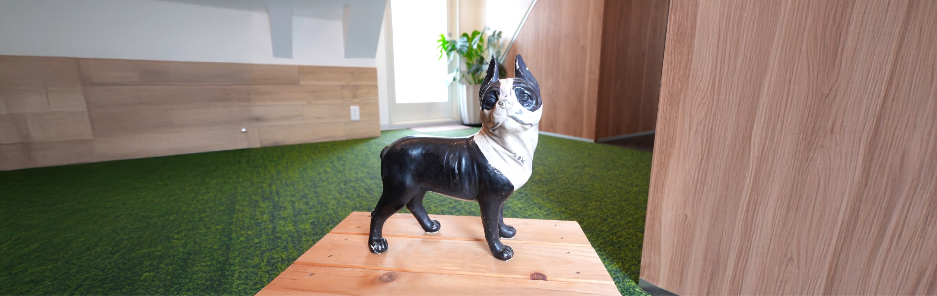 ビルが見える歩道からのひらけた風景イメージ